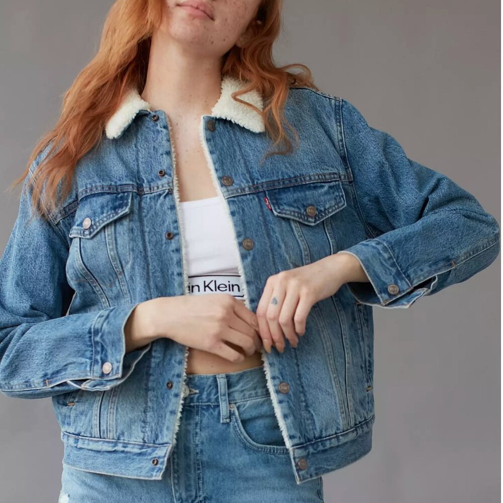 NWT Levi’s x Urban Outfitters Ex-Boyfriend Sherpa Denim Trucker Jacket Wmn's Med